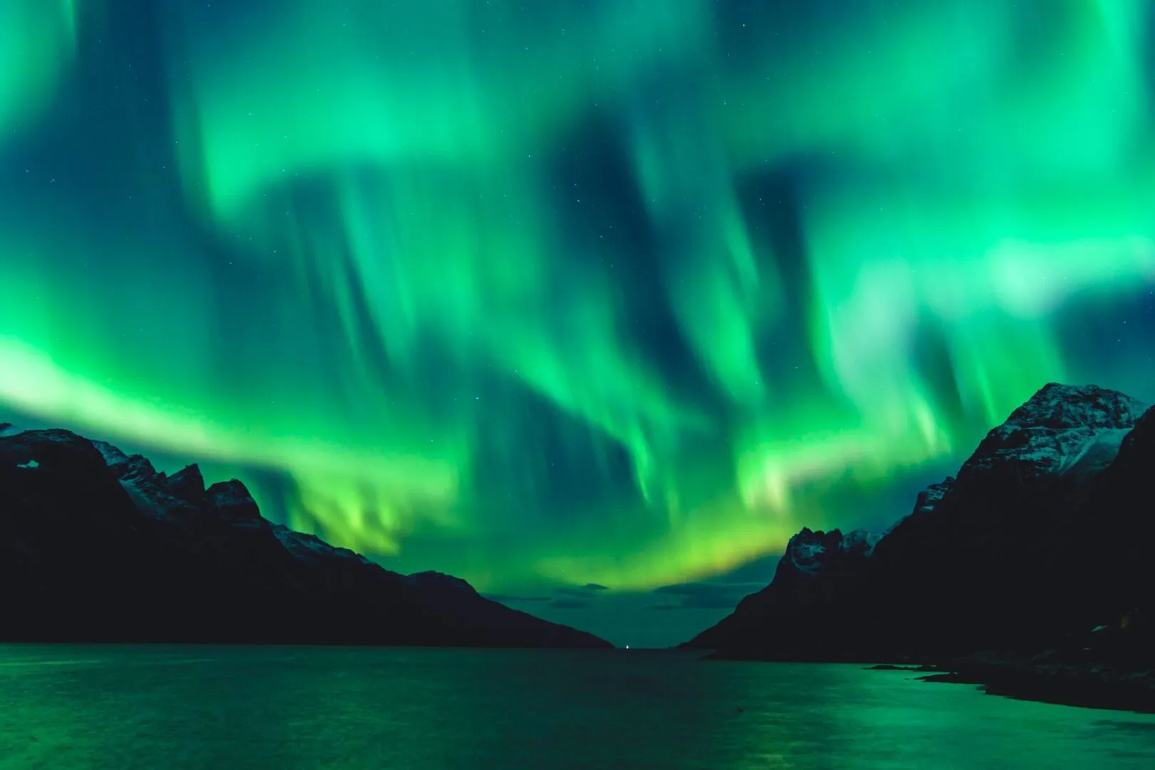 Nordlys over fjord og fjell