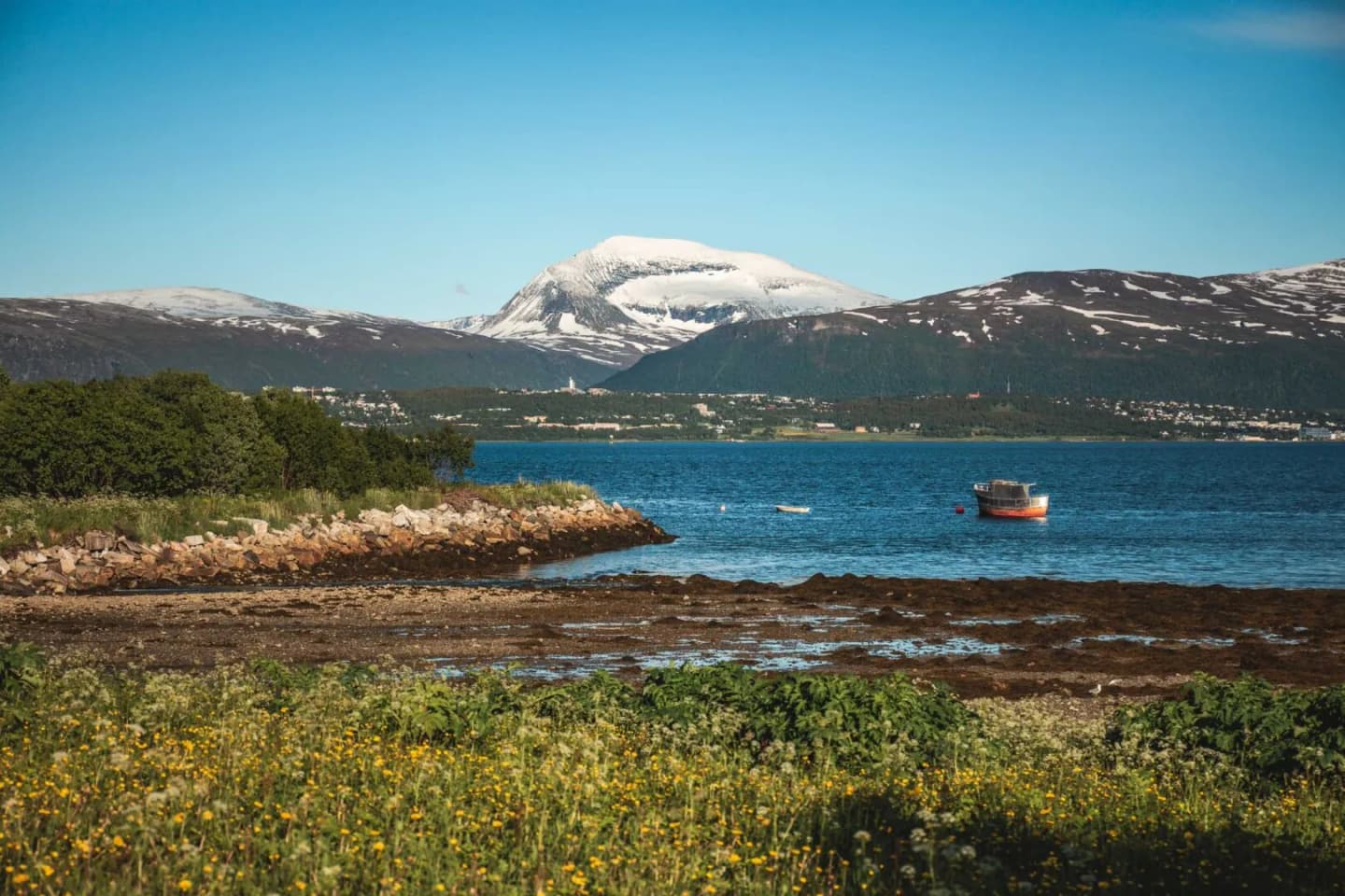 Fjorden og snødekte fjell ved Storelva
