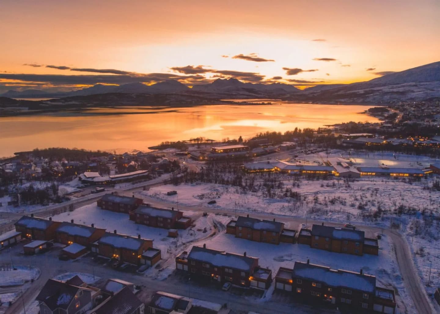 Boligfelt ved fjorden i kveldslys